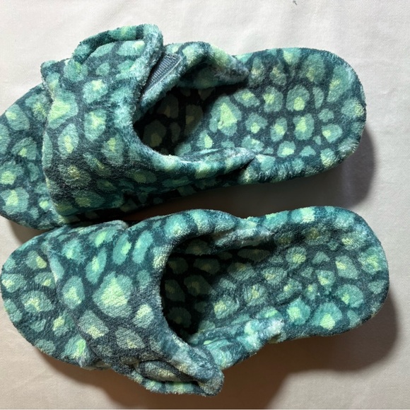 Vionic Green Patterned Slippers - Picture 2 of 6